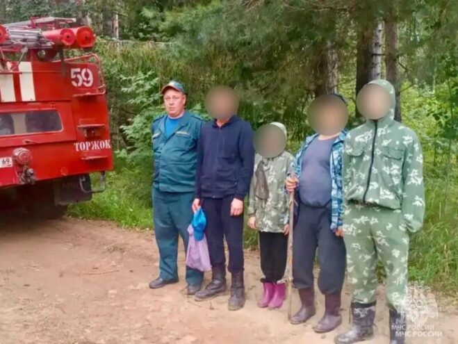 Четверо заблудившихся, включая двоих детей: спасатели вывели людей из леса под Торжком Четверо заблудившихся, включая двоих детей: спасатели вывели людей из леса под Торжком