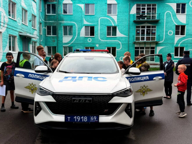 "Полицейский десант" в лагере "Чайка": детям рассказали о безопасности и показали спецснаряжение "Полицейский десант" в лагере "Чайка": детям рассказали о безопасности и показали спецснаряжение