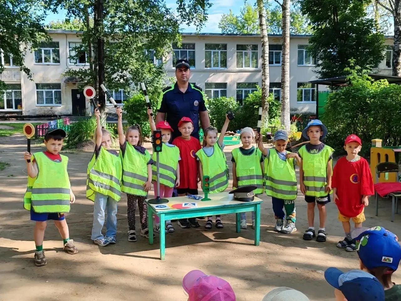 В Ржеве автоинспекторы и юные помощники провели урок дорожной безопасности для дошколят В Ржеве автоинспекторы и юные помощники провели урок дорожной безопасности для дошколят