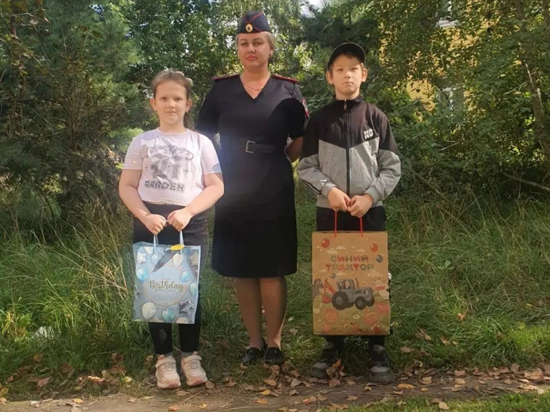 "Помоги пойти учиться": полицейские Верхневолжья дарят школьникам канцтовары и добрые советы
