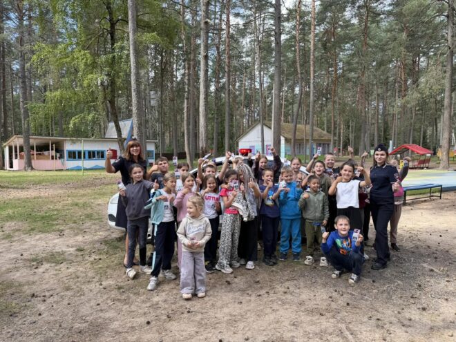 Светофор, самокат и спецмашина: как в "Ровеснике" учили детей дорожной безопасности Светофор, самокат и спецмашина: как в "Ровеснике" учили детей дорожной безопасности