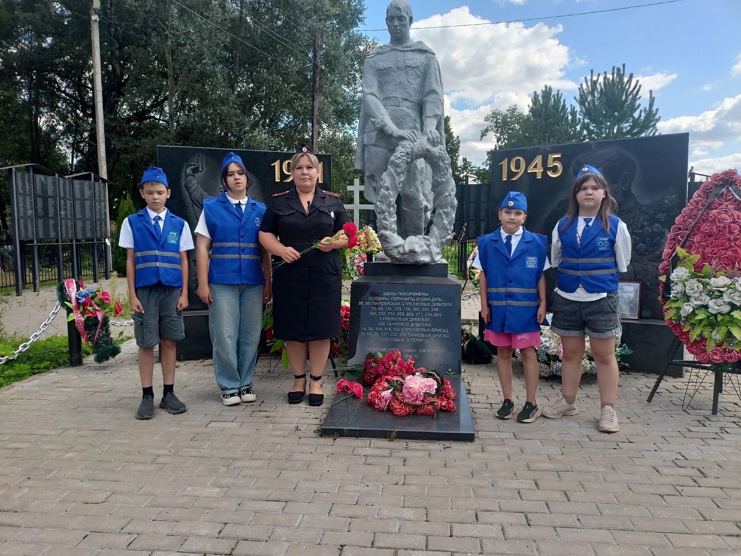 Ржевская Госавтоинспекция и отряд ЮИД провели памятную акцию