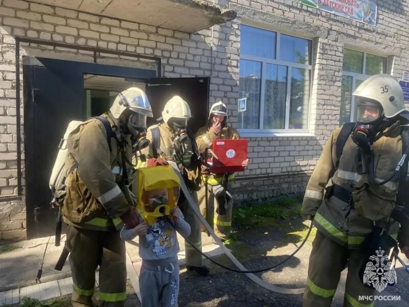 Безопасность в действии: пожарные тренировались спасать детей в Красном Холме Безопасность в действии: пожарные тренировались спасать детей в Красном Холме
