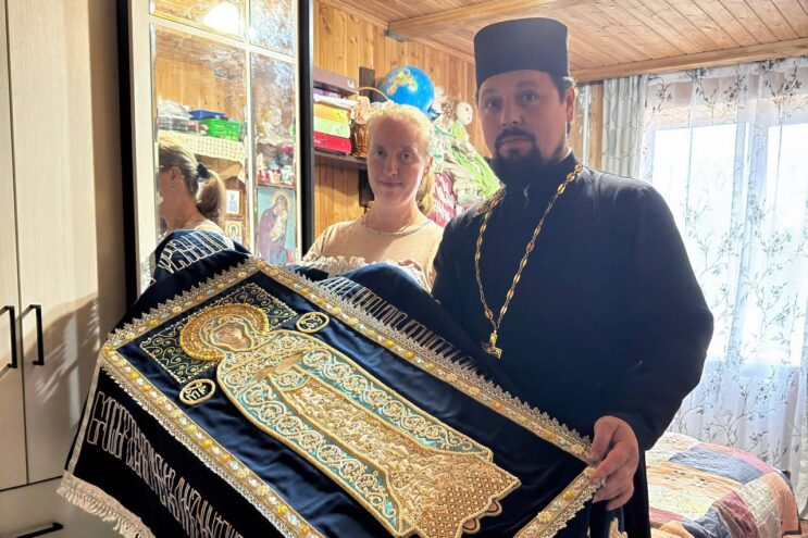 Труд и молитва в каждой детали: в храм Всех Святых передали вышитую плащаницу Труд и молитва в каждой детали: в храм Всех Святых передали вышитую плащаницу