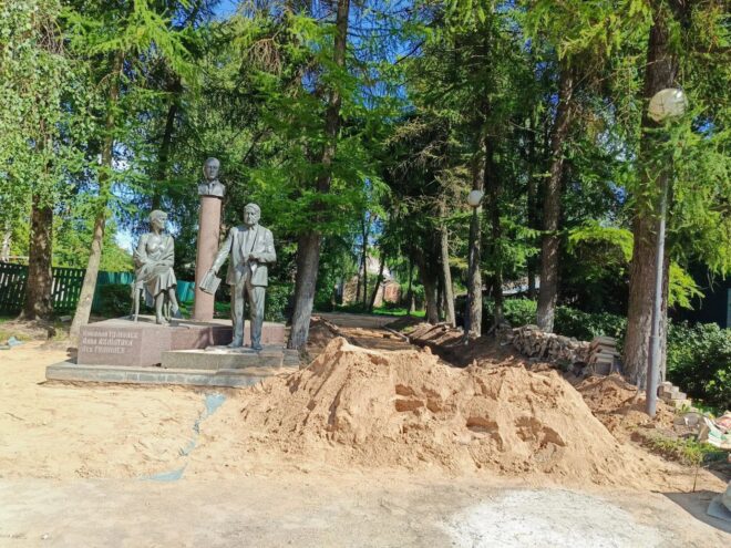 Комфортная городская среда: в Бежецке благоустраивают территорию у памятника семье Гумилёвых-Ахматовой