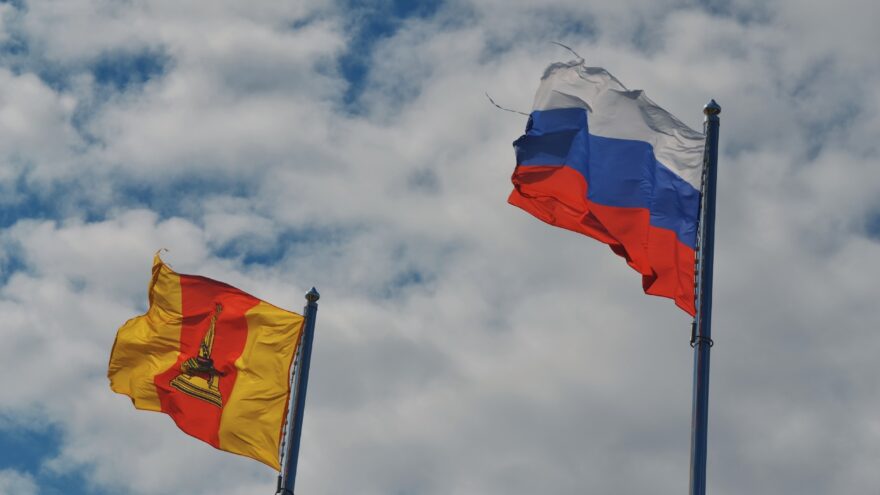 Символ единства: большинство россиян испытывают гордость при виде государственного флага