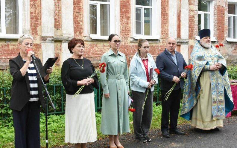 Память о "десантном батюшке": в Вышнем Волочке открыли мемориальную доску Герою России протоиерею Михаилу Васильеву Память о "десантном батюшке": в Вышнем Волочке открыли мемориальную доску Герою России протоиерею Михаилу Васильеву