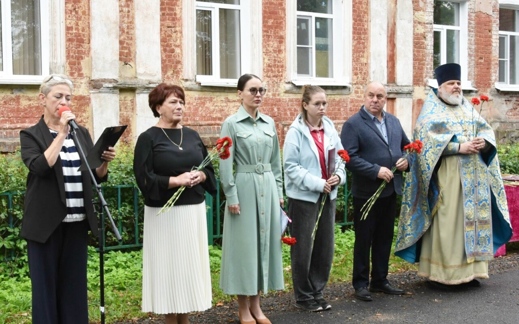 Память о "десантном батюшке": в Вышнем Волочке открыли мемориальную доску Герою России протоиерею Михаилу Васильеву