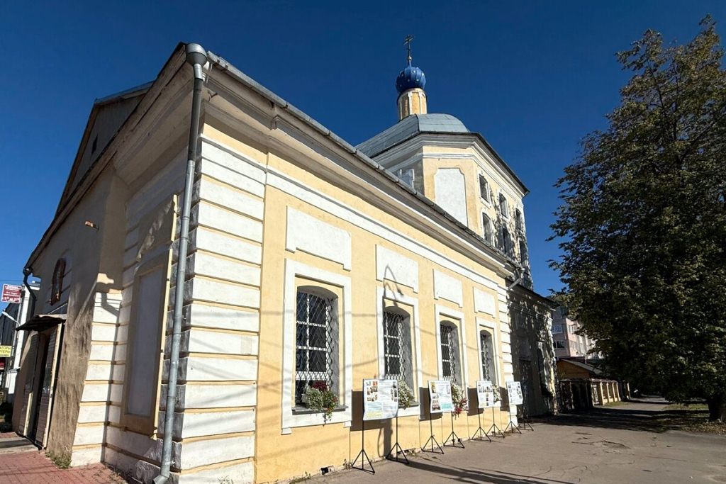 У храма в Твери открылась уличная экспозиция о православной вере и жизни прихода