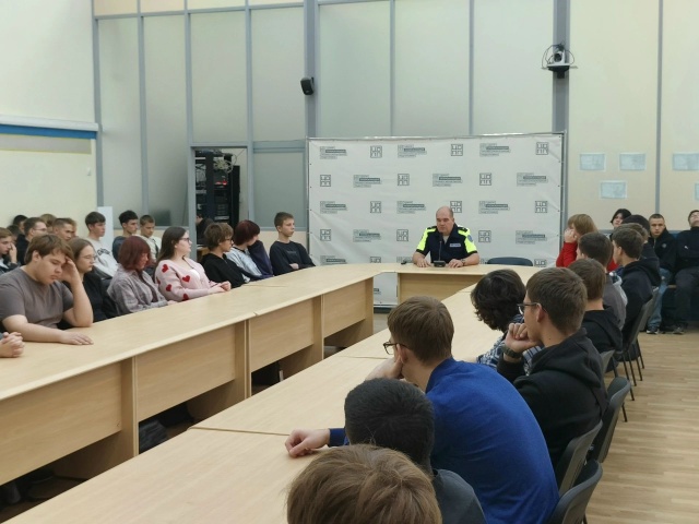 Сотрудники ГИБДД провели урок для студентов Тверского политехнического колледжа