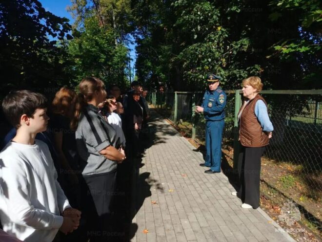 В Спирово сотрудники МЧС провели плановую эвакуацию школьников В Спирово сотрудники МЧС провели плановую эвакуацию школьников