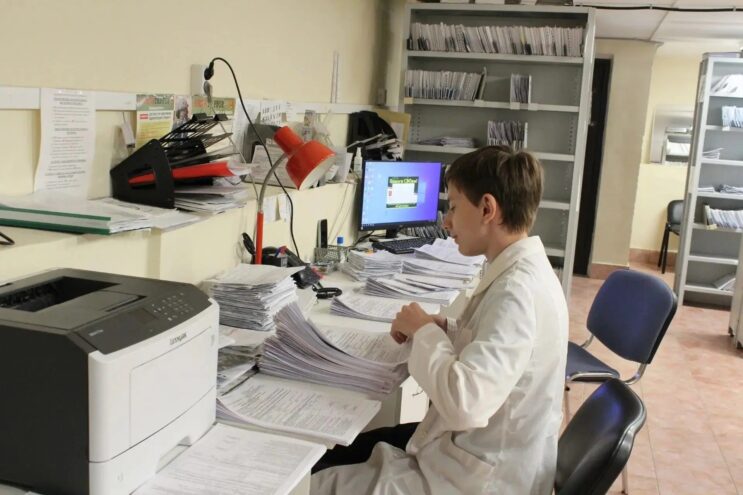 От уборки территории до помощи персоналу: как подростки трудились в ОКБ Твери От уборки территории до помощи персоналу: как подростки трудились в ОКБ Твери