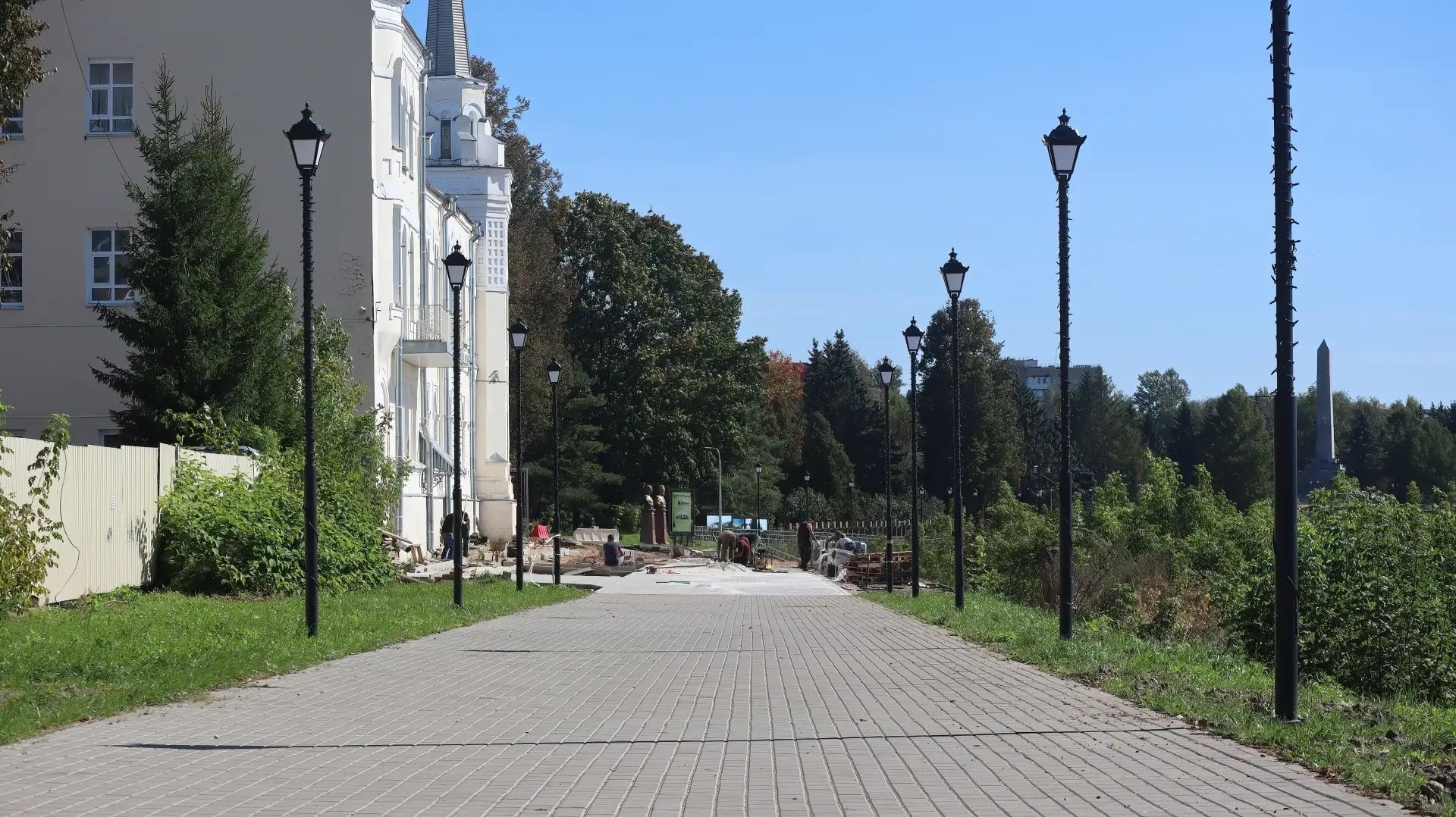 В Ржеве продолжается благоустройство набережной В Ржеве продолжается благоустройство набережной