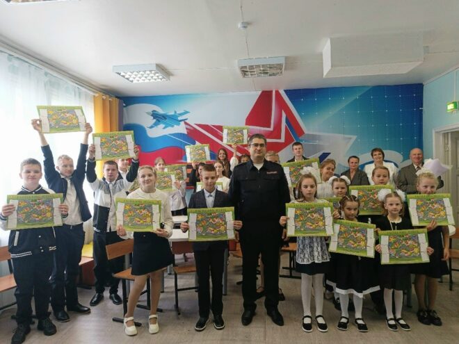 Безопасность с первых шагов: автоинспекторы Западнодвинского округа поздравили первоклассников с Днём знаний Безопасность с первых шагов: автоинспекторы Западнодвинского округа поздравили первоклассников с Днём знаний