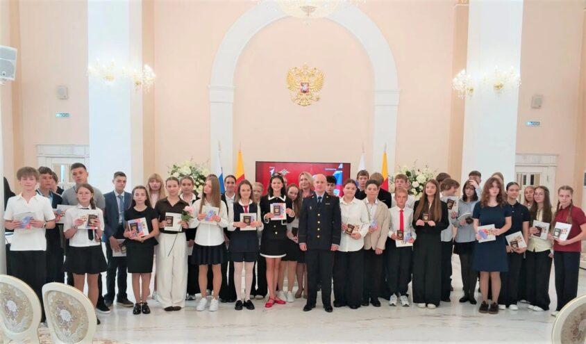 37 школьников Твери получили первые паспорта накануне Дня знаний 37 школьников Твери получили первые паспорта накануне Дня знаний