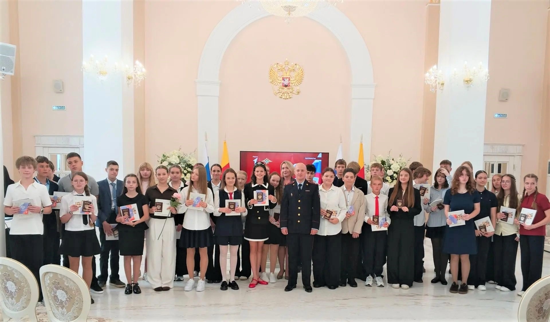 37 школьников Твери получили первые паспорта накануне Дня знаний