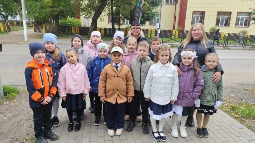 Автоинспекторы Тверской области научили первоклассников правильно переходить дорогу Автоинспекторы Тверской области научили первоклассников правильно переходить дорогу