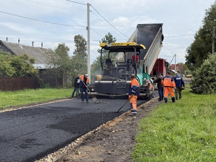 В Оленино заасфальтировали дорогу, которая долгое время была грунтовой