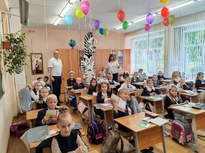 Уроки безопасности: сотрудники ГИБДД провели акцию для тверских школьников Уроки безопасности: сотрудники ГИБДД провели акцию для тверских школьников