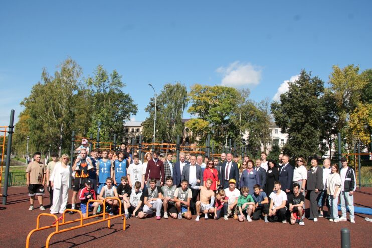 Спортивный подарок ко Дню города: в Вышнем Волочке открылась универсальная площадка на набережной Спортивный подарок ко Дню города: в Вышнем Волочке открылась универсальная площадка на набережной