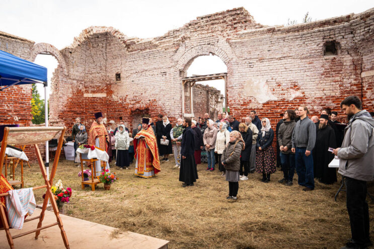 Историческое событие в Торжокском округе: в храме Троицы Живоначальной совершено первое богослужение Историческое событие в Торжокском округе: в храме Троицы Живоначальной совершено первое богослужение