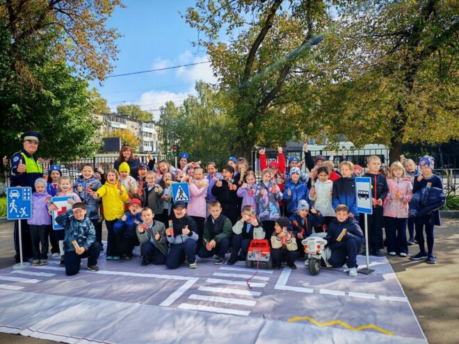 "Город безопасности" в Твери: второклассники учились переходить дорогу в мобильном автогородке "Город безопасности" в Твери: второклассники учились переходить дорогу в мобильном автогородке