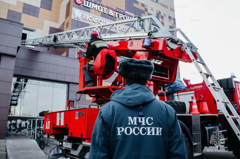 Условный пожар в ТЦ Твери: спасатели отработали спасение людей и тушение возгорания