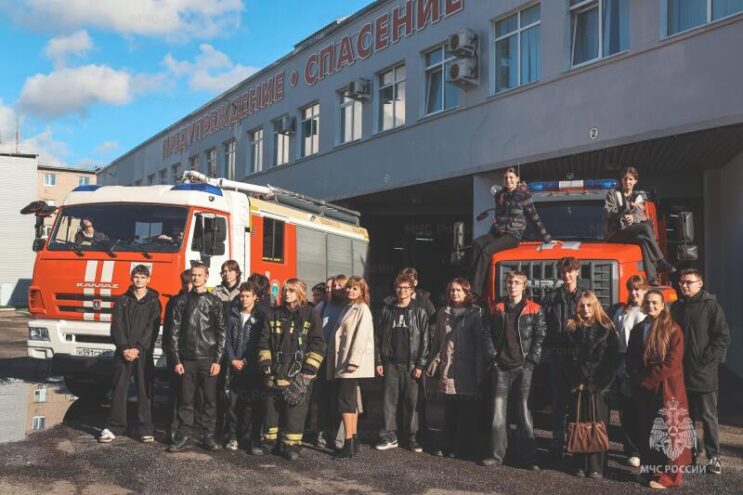 Профессия, которая спасает: школьники познакомились с буднями тверских пожарных Профессия, которая спасает: школьники познакомились с буднями тверских пожарных