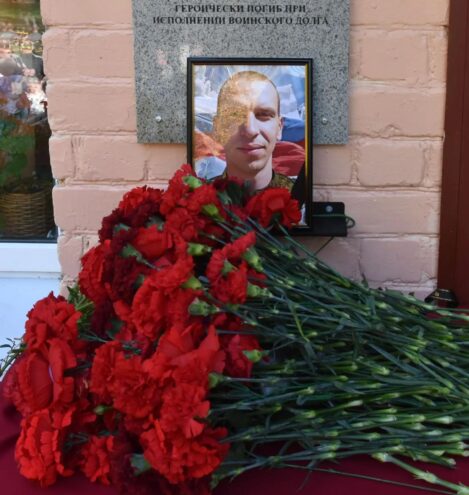В Вышнем Волочке открыли мемориальную доску герою СВО В Вышнем Волочке открыли мемориальную доску герою СВО
