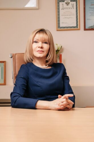 Виталий Королев поздравил директора ДШИ Богданову с медалью