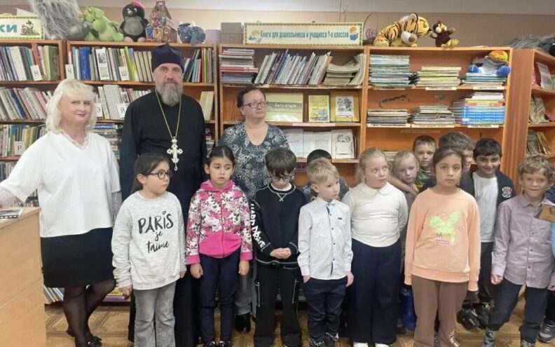 В Конаковской библиотеке представили книжную выставку и поговорили со школьниками о роли отца