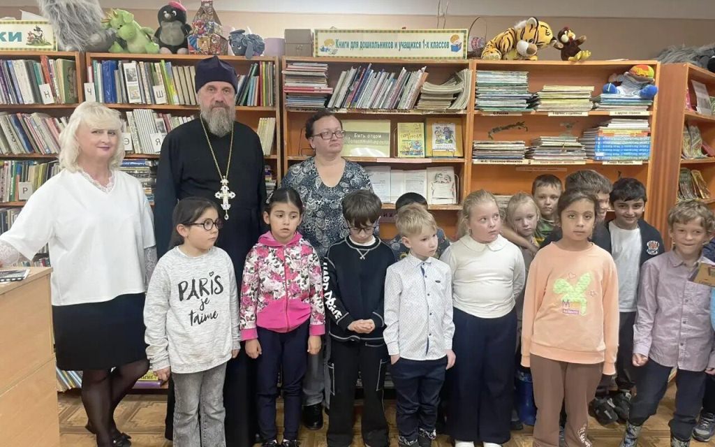 В Конаковской библиотеке представили книжную выставку и поговорили со школьниками о роли отца В Конаковской библиотеке представили книжную выставку и поговорили со школьниками о роли отца