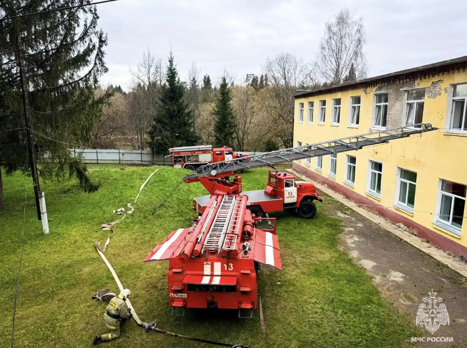 Учения в Торжке: пожарные отработали спасение людей в детском санатории